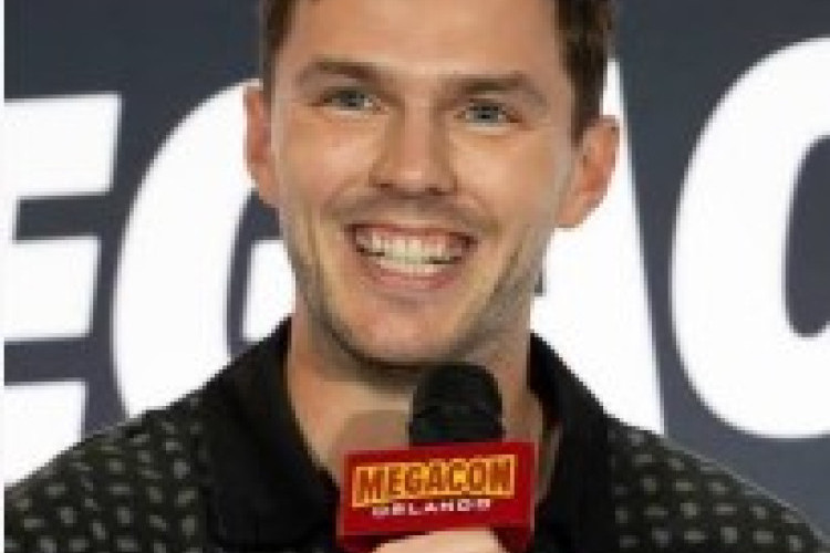 ยืนยันอย่างเป็นทางการแล้ว! Nicholas Hoult จะมารับบท Gilderoy Lockhart ซึ่งเป็นอาจารย์ที่ฮอกวอตส์ ในซีรีส์ Harry Potter ซีซัน 2